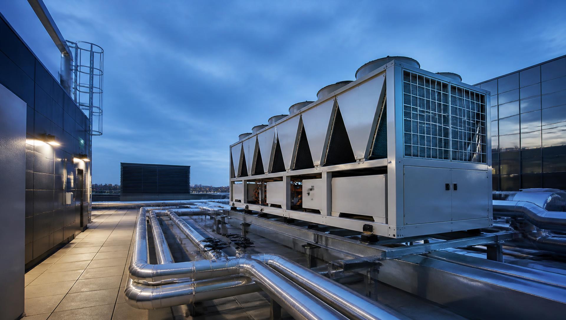 Sistemas HVAC industriales instalados en la azotea de un edificio comercial